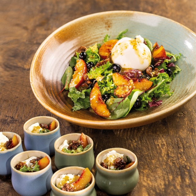 Sałatka z Burratą brzoskwinia / karmelizowane orzechy